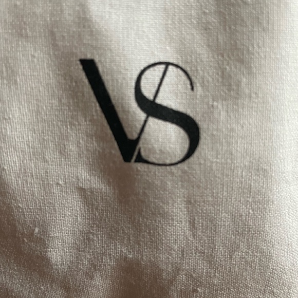 🎁 Victoria’s Secret Fringed Throw - Picture 7 of 7